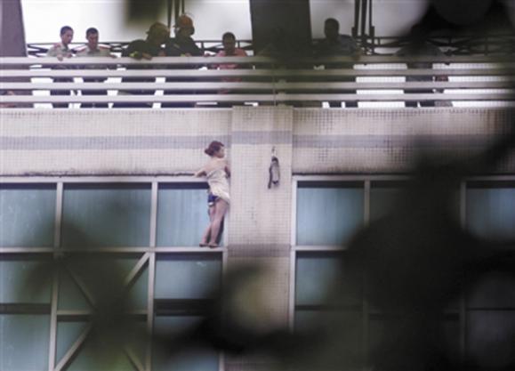 Ů�Ӹ�¥�������� Χ���߶¾Ȼ�����һ������