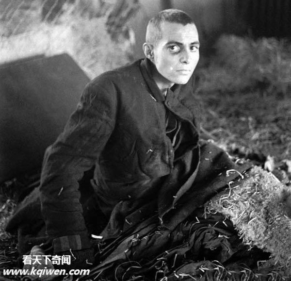 再现纳粹集中营惨状:美军解放后掩埋尸体(组图)